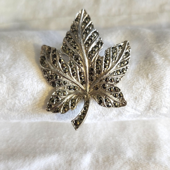 Keyes Jewelry Vintage Marcasite Silver Maple Leaf Brooch - Picture 1 of 7